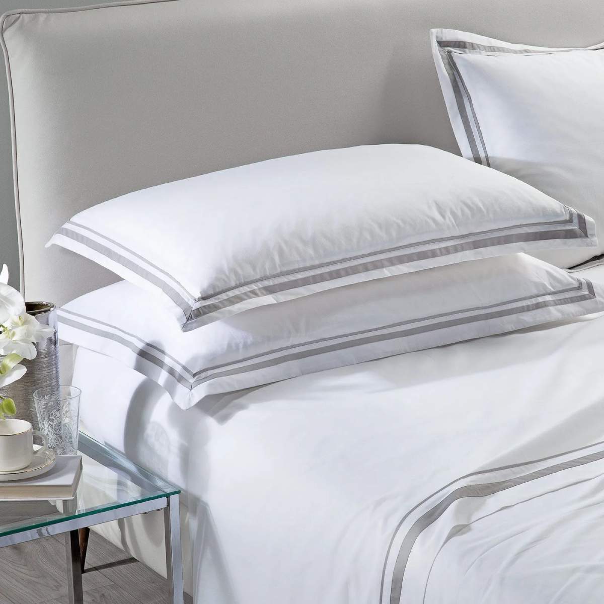 Completo lenzuola matrimoniale Caleffi Atelier, in percalle di cotone bianco con i bordi a contrasto color grigio
