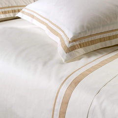 Completo lenzuola matrimoniale Caleffi Atelier, in percalle di cotone bianco con i bordi a contrasto color naturale beige