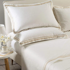 Completo lenzuola matrimoniale Caleffi Atelier, in percalle di cotone bianco con i bordi a contrasto color naturale beige