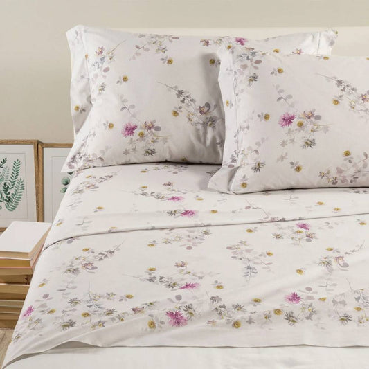 Completo lenzuola matrimoniale Caleffi Aurora, in puro cotone con stampa digitale. Fantasia con fiori dal colore delicato su fondo chiaro.