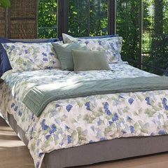 Completo lenzuola matrimoniale Fazzini Ginkgo, in cotone. Il completo lenzuola Ginkgo è caratterizzato da una fantasia floreale in due varianti di colore: rosa e blu. Il lenzuolo di sopra e le federe presentano una fantasia floreale su fondo bianco, mentre il lenzuolo di sotto con gli angoli è in tinta unita.