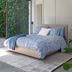 Completo lenzuola matrimoniale Fazzini Kraft in percalle di puro cotone. Fantasia floreale con fondo azzurro/carta da zucchero.