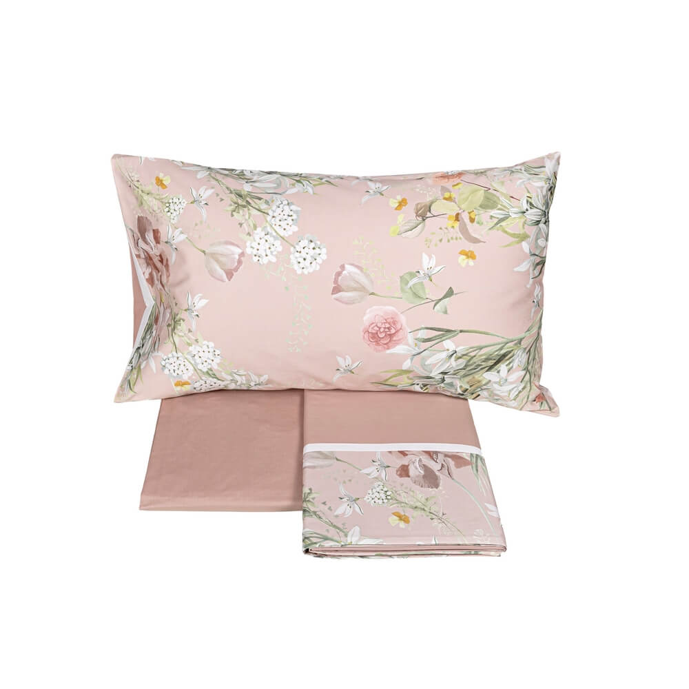 Completo lenzuola matrimoniale Fazzini Lilia in percalle e raso di puro cotone. Lenzuolo con fantasia floreale su fondo rosa. Fiori bianchi e colorati.