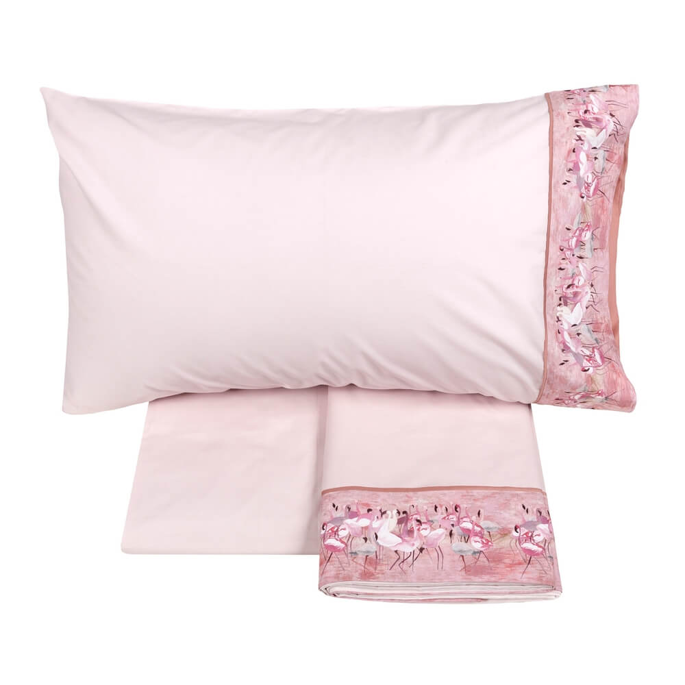 Completo lenzuola matrimoniale Fazzini Pink Africa in percalle di puro cotone. Originale fantasia con fenicotteri rosa su balza del lenzuolo e federa. Lenzuolo con angoli tinta unita rosa.