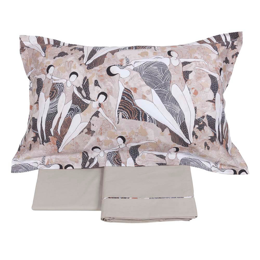 Completo lenzuola matrimoniale Fazzini Splash in percalle di puro cotone. Fantasia in cui figure femminili danno vita a una danza in cui si mescolano elementi grafici e dettagli acquerellati.. Colore rosa e grigio.