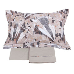 Completo lenzuola matrimoniale Fazzini Splash in percalle di puro cotone. Fantasia in cui figure femminili danno vita a una danza in cui si mescolano elementi grafici e dettagli acquerellati.. Colore rosa e grigio.