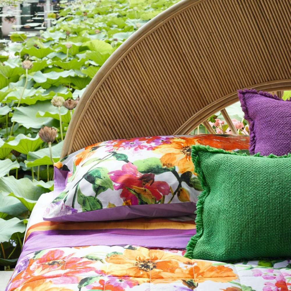 Completo lenzuola matrimoniale Fazzini Jardin Majorelle in percalle di puro cotone. Una fantasia floreale dai colori vivaci è presente sulle federe. Il resto del completo lenzuola è tinta unita. La balza del lenzuolo di sopra presenta delle fasce colorate.