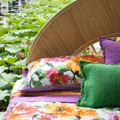 Completo lenzuola matrimoniale Fazzini Jardin Majorelle in percalle di puro cotone. Una fantasia floreale dai colori vivaci è presente sulle federe. Il resto del completo lenzuola è tinta unita. La balza del lenzuolo di sopra presenta delle fasce colorate.