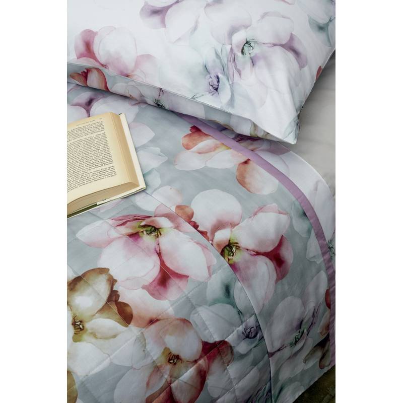 Completo lenzuola matrimoniale Fazzini Monet in percalle di puro cotone. Fantasia floreale con federe double face, un lato con fiori su fondo bianco e l'altro fiori su fondo grigio grigio.
