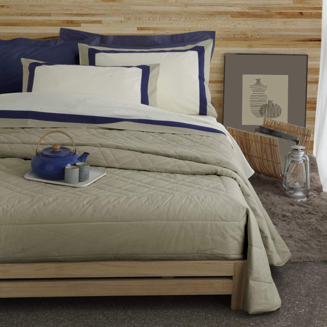 Completo lenzuola matrimoniale NK Ever in percalle di puro cotone tinta unita. Le federe e il lenzuolo di sopra presentano una doppia balza con colori diversi rispetto al colore principale. Colore avorio blu tortora