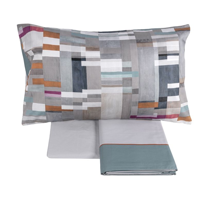 Completo lenzuola matrimoniale Fazzini Rothko in percalle e raso di puro cotone. Fantasia geometrica e tinta unita grigio verde.