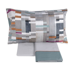 Completo lenzuola matrimoniale Fazzini Rothko in percalle e raso di puro cotone. Fantasia geometrica e tinta unita grigio verde.