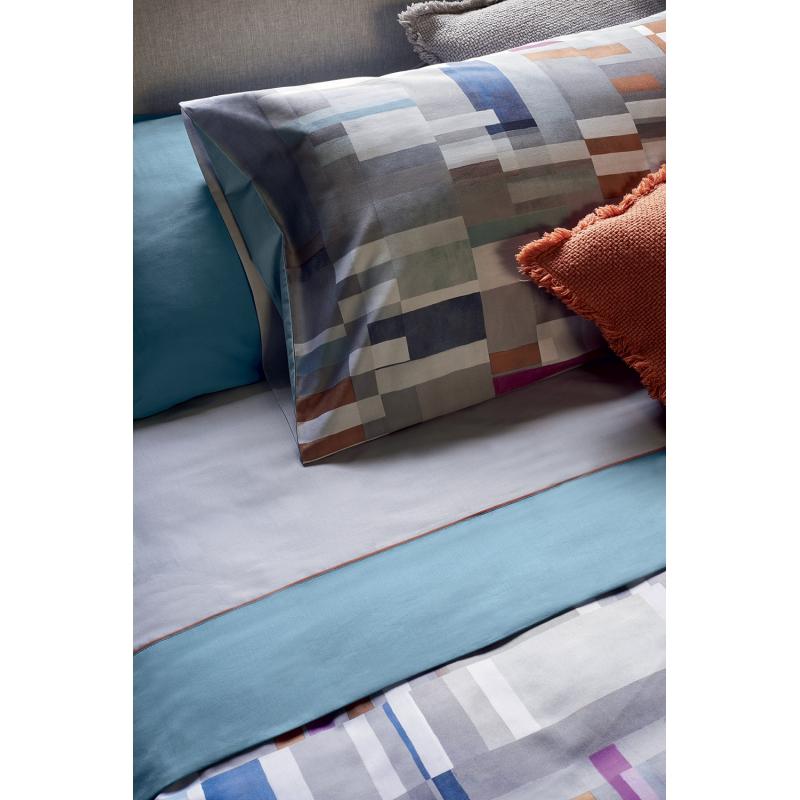 Completo lenzuola matrimoniale Fazzini Rothko in percalle e raso di puro cotone. Fantasia geometrica e tinta unita grigio verde