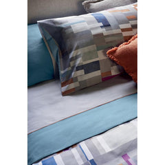 Completo lenzuola matrimoniale Fazzini Rothko in percalle e raso di puro cotone. Fantasia geometrica e tinta unita grigio verde