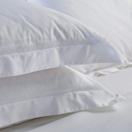 Completo lenzuola matrimoniale Caleffi Treccia, in raso di puro cotone. Il completo lenzuola Treccia è in tinta unita bianca, con elegante ricamo bianco a forma di treccia