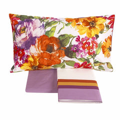 Completo lenzuola matrimoniale Fazzini Jardin Majorelle in percalle di puro cotone. Una fantasia floreale dai colori vivaci è presente sulle federe. Il resto del completo lenzuola è tinta unita. La balza del lenzuolo di sopra presenta delle fasce colorate.