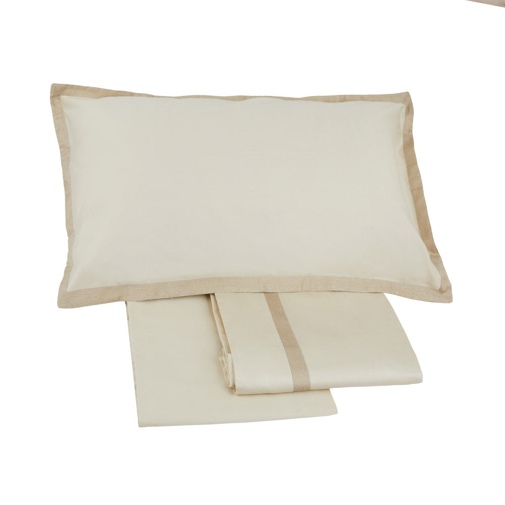 Completo lenzuola matrimoniale Borbonese Minimal in raso di puro cotone. Completo lenzuola Borbonese molto sobrio. Il completo è in raso di puro cotone tinta unita, con la tipica stampa a occhio di pernice che si sviluppa sui volant delle federe e sul risvolto del lenzuolo di sopra.