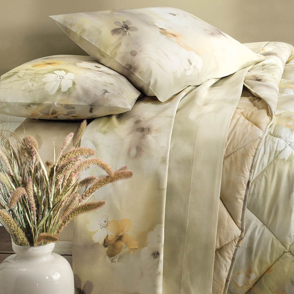 Completo lenzuola matrimoniale Gabel Mistral, in madapolam di puro cotone. Il completo lenzuola Mistral è caratterizzato da una delicata fantasia floreale. Il lenzuolo di sopra e le federe presentano una fantasia con fiori e foglie su fondo chiaro. Il lenzuolo con angoli è invece in tinta unita beige.