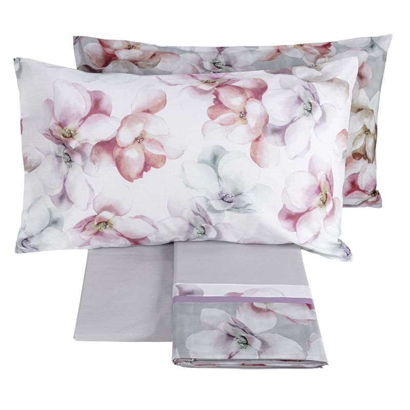 Completo lenzuola matrimoniale Fazzini Monet in percalle di puro cotone. Fantasia floreale con federe double face, un lato con fiori su fondo bianco e l'altro fiori su fondo grigio grigio.
