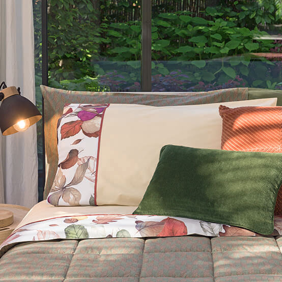 Completo lenzuola matrimoniale Fazzini Nel Parco. Lenzuola in cotone, fantasia con foglie su fondo panna.