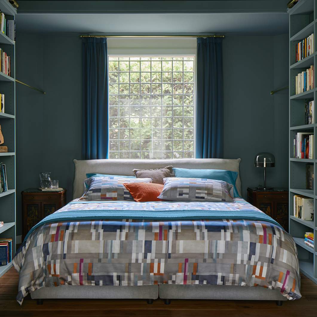 Completo lenzuola matrimoniale Fazzini Rothko in percalle e raso di puro cotone. Fantasia geometrica e tinta unita grigio verde