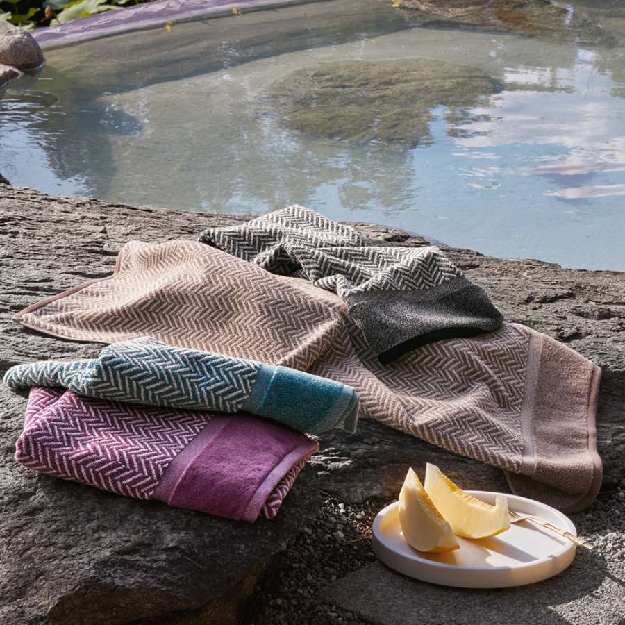 Coppia asciugamani Fazzini Chevron, in spugna di puro cotone tinta in filo. Asciugamani con fantasia a righe. Colori vari