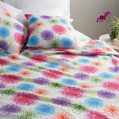 Coperta estiva Caleffi Bloom, in piquet di puro cotone con stampa digitale. Fantasia allegra e vivace con fiori colorati su fondo chiaro.