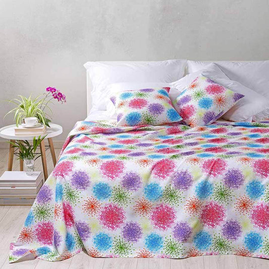 Coperta estiva Caleffi Bloom, in piquet di puro cotone con stampa digitale. Fantasia allegra e vivace con fiori colorati su fondo chiaro.