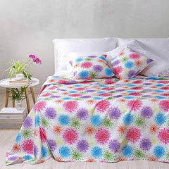 Coperta estiva Caleffi Bloom, in piquet di puro cotone con stampa digitale. Fantasia allegra e vivace con fiori colorati su fondo chiaro.