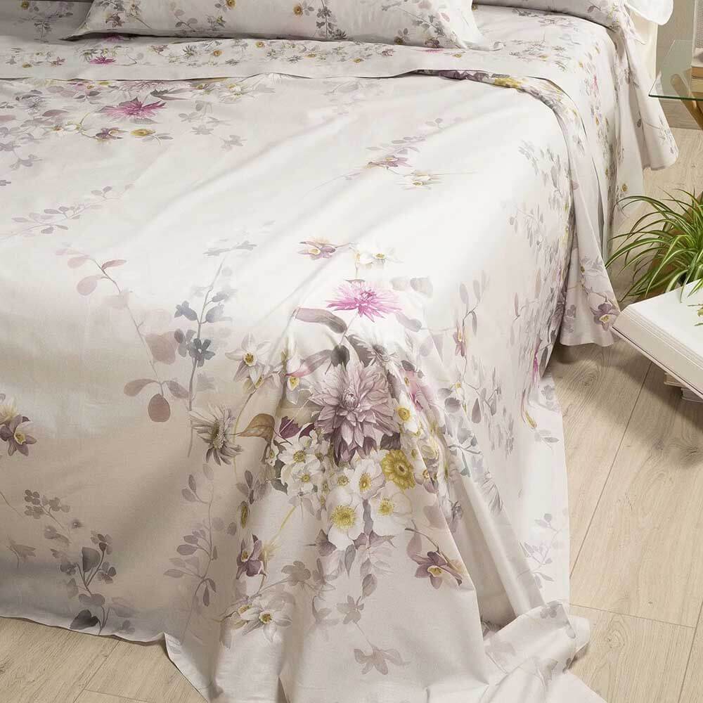 Coperta estiva Caleffi Aurora, in panama di puro cotone con stampa digitale. Fantasia con fiori delicati su fondo beige/tortora. Copriletto estivo per letto matrimoniale.