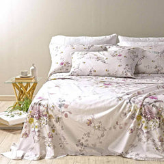 Coperta estiva Caleffi Aurora, in panama di puro cotone con stampa digitale. Fantasia con fiori delicati su fondo beige/tortora. Copriletto estivo per letto matrimoniale.
