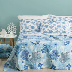 Copriletto estivo matrimoniale Coral di Caleffi, in piquet di puro cotone. Coperta leggera, fantasia con coralli azzurri su fondo chiaro.