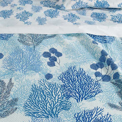 Copriletto non trapuntato matrimoniale Coral di Caleffi, in piquet di puro cotone. Coperta estiva leggera, fantasia con coralli azzurri su fondo chiaro.