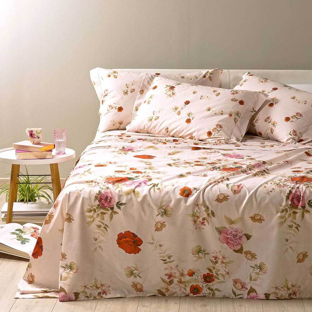 Coperta estiva Caleffi Rosabella, in panama di puro cotone con stampa digitale. Fantasia con rose rosse su fondo beige. Copriletto estivo per letto matrimoniale.