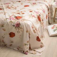 Coperta estiva Caleffi Rosabella, in panama di puro cotone con stampa digitale. Fantasia con rose rosse su fondo beige. Copriletto estivo per letto matrimoniale.