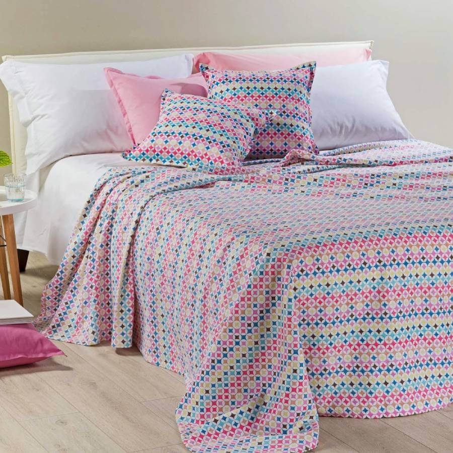 Coperta estiva matrimoniale Roxi di Caleffi, in piquet di puro cotone. Coperta leggera con fantasia geometrica multicolore.