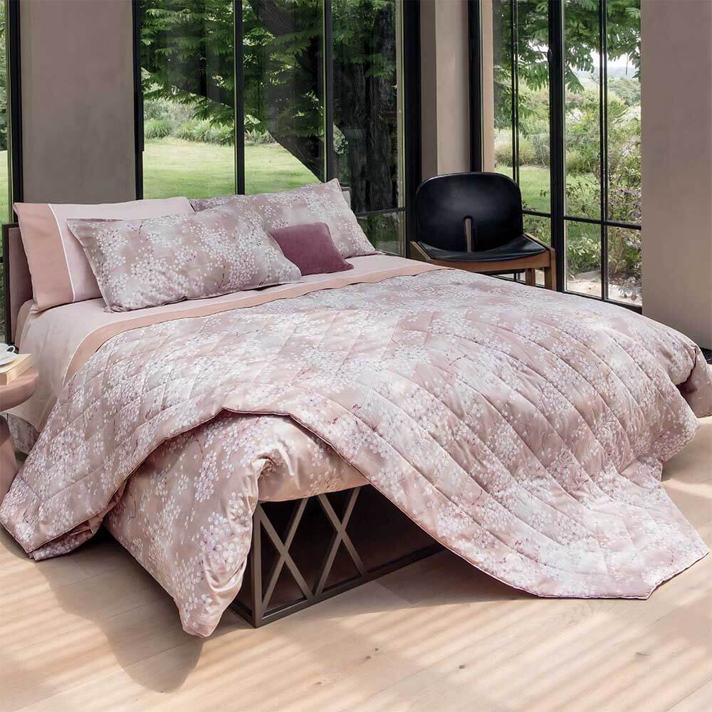 Copripiumino matrimoniale Fazzini Kimono in percalle di puro cotone. Fantasia floreale in due varianti di colore: naturale e rosa.