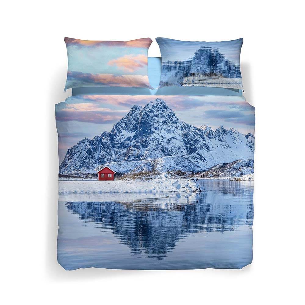 Completo Copripiumino Artic di Caleffi, in puro cotone. Fantasia con paesaggio del nord europa.