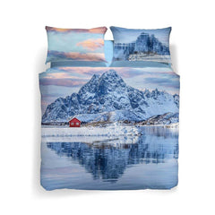 Completo Copripiumino Artic di Caleffi, in puro cotone. Fantasia con paesaggio del nord europa.