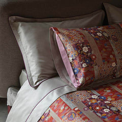 Copripiumino matrimoniale Fazzini Kiyomi in raso di puro cotone. Caratterizzato da originale fantasia floreale d'ispirazione giapponese stampata in digitale. Colore rosso, grigio, viola con fiori colorati.