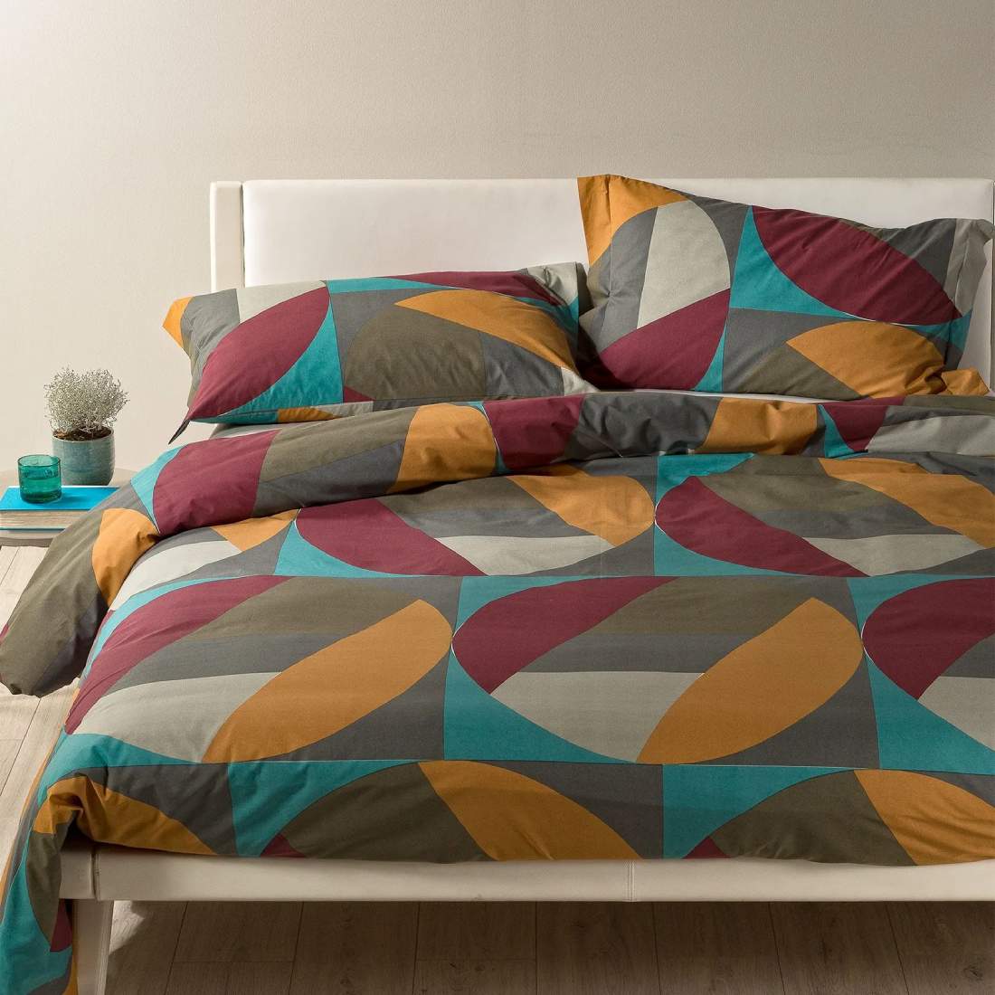 Copripiumino matrimoniale Caleffi Colorama, in puro cotone anallergico e traspirante. Fantasia geometrica e moderna, colore rubino, arancio, petrolio