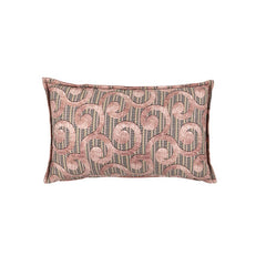 Cuscino arredo Fazzini Cirri in velluto e raso di cotone. Misura rettangolare. Fantasia con ricciolo su fondo rigato. Colore rosa