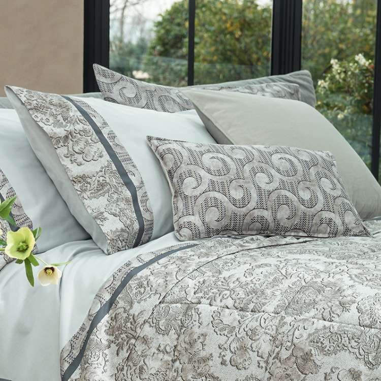 Cuscino arredo Fazzini Cirri in velluto e raso di cotone. Misura rettangolare. Fantasia con ricciolo su fondo rigato. Colore grigio.