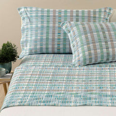 Completo lenzuola Caleffi Millerighe, in flanella di puro cotone. Fantasia a righe sui toni dell'azzurro e del verde.