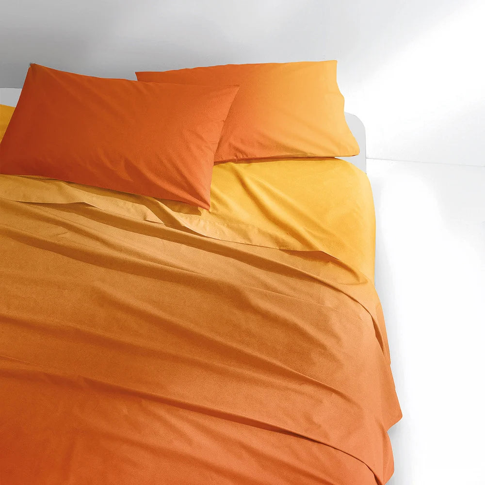 Lenzuolo Copriletto Dipiù Color Emotion di Gabel, in puro cotone made in Italy. Il lenzuolo, in tinta unita, è caratterizzato da un effetto degradè con i toni che sfumano dal chiaro allo scuro. Colore arancio tramonto