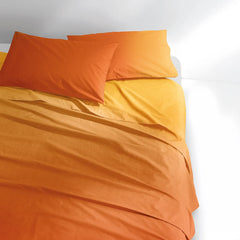 Lenzuolo Copriletto Dipiù Color Emotion di Gabel, in puro cotone made in Italy. Il lenzuolo, in tinta unita, è caratterizzato da un effetto degradè con i toni che sfumano dal chiaro allo scuro. Colore arancio tramonto