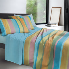 Lenzuolo Copriletto Rodi di Gabel in puro cotone. Disponibile per letto singolo e piazza e mezza. Il lenzuolo di sopra e la federa presentano una fantasia a righe colorate sui toni del verde, ocra e azzurro. Il lenzuolo con angoli è in tinta unita color azzurro.