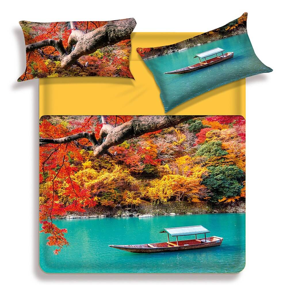 Lenzuolo copriletto matrimoniale Fill di Miss Terry Biancaluna in puro cotone. Il completo lenzuola Fill è stampato in digitale ad alta definizione. Fantasia floreale con barca su un lago. Le federe e il lenzuolo di sopra presentano la fantasia sopra citata. Le lenzuola con angoli e la balza del lenzuolo di sopra sono in tinta unita color giallo.