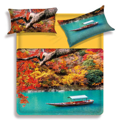 Lenzuolo copriletto matrimoniale Fill di Miss Terry Biancaluna in puro cotone. Il completo lenzuola Fill è stampato in digitale ad alta definizione. Fantasia floreale con barca su un lago. Le federe e il lenzuolo di sopra presentano la fantasia sopra citata. Le lenzuola con angoli e la balza del lenzuolo di sopra sono in tinta unita color giallo.