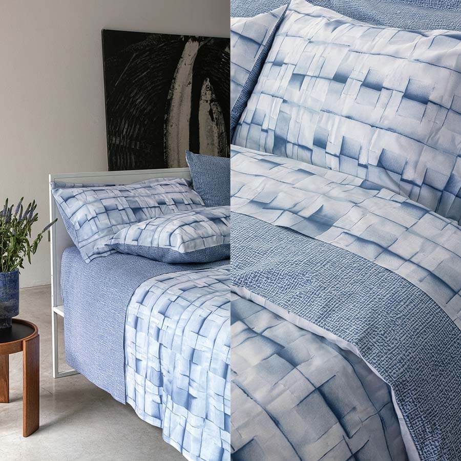 Lenzuolo Copriletto matrimoniale Fazzini Intagli in percalle di puro cotone. Il completo gioca sull'abbinamento di due fantasie geometriche: Intagli e Intreccio. colore azzurro carta da zucchero.